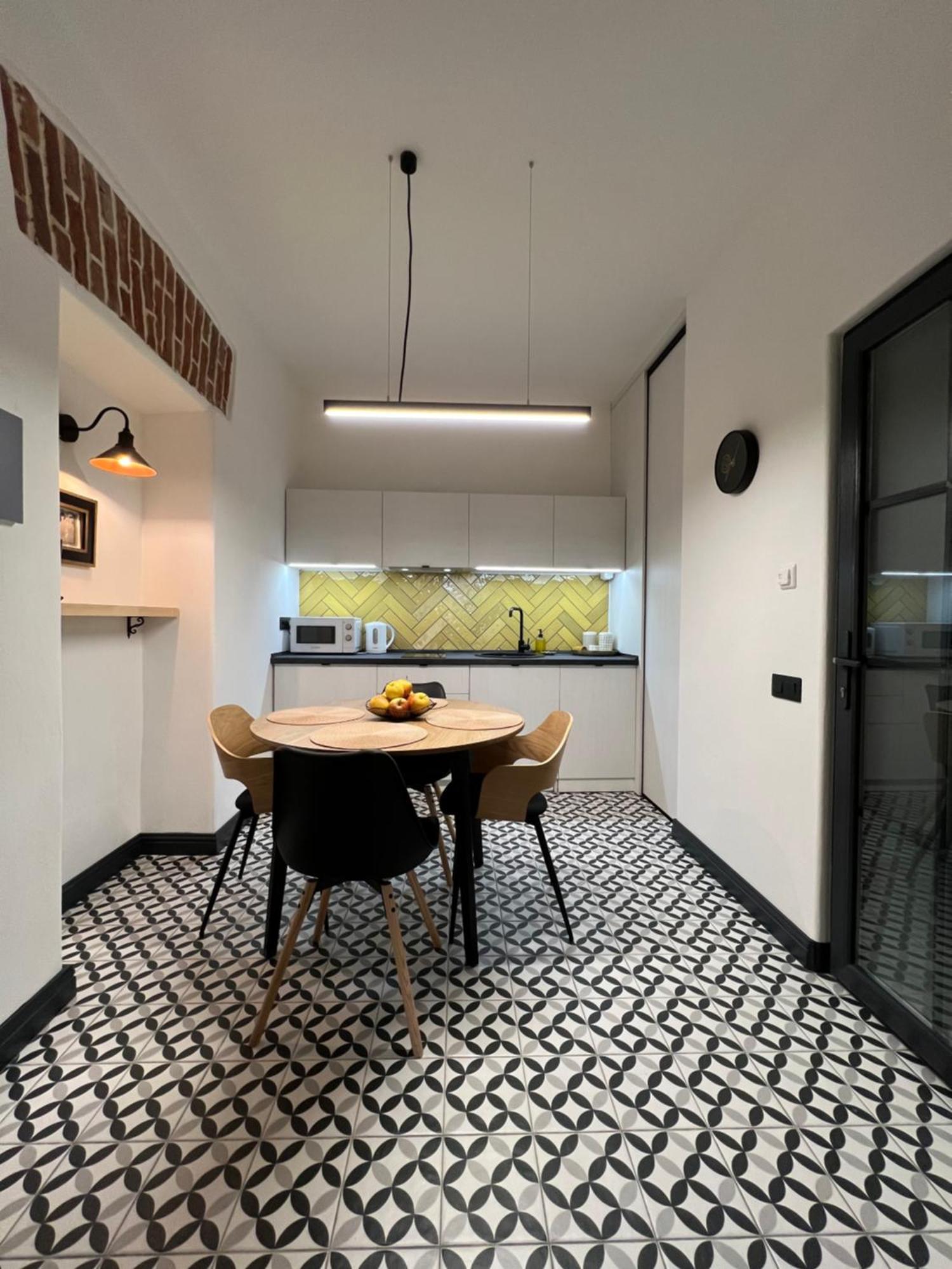 Art Apartment Glebova Lviv Bagian luar foto